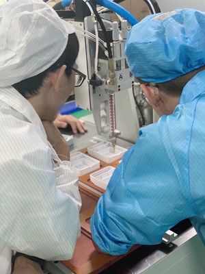 Η μηχανή μας για την σύνδεση και τη σφράγιση των αντιδραστηρίων σε κυλινδρική σιλικόνη